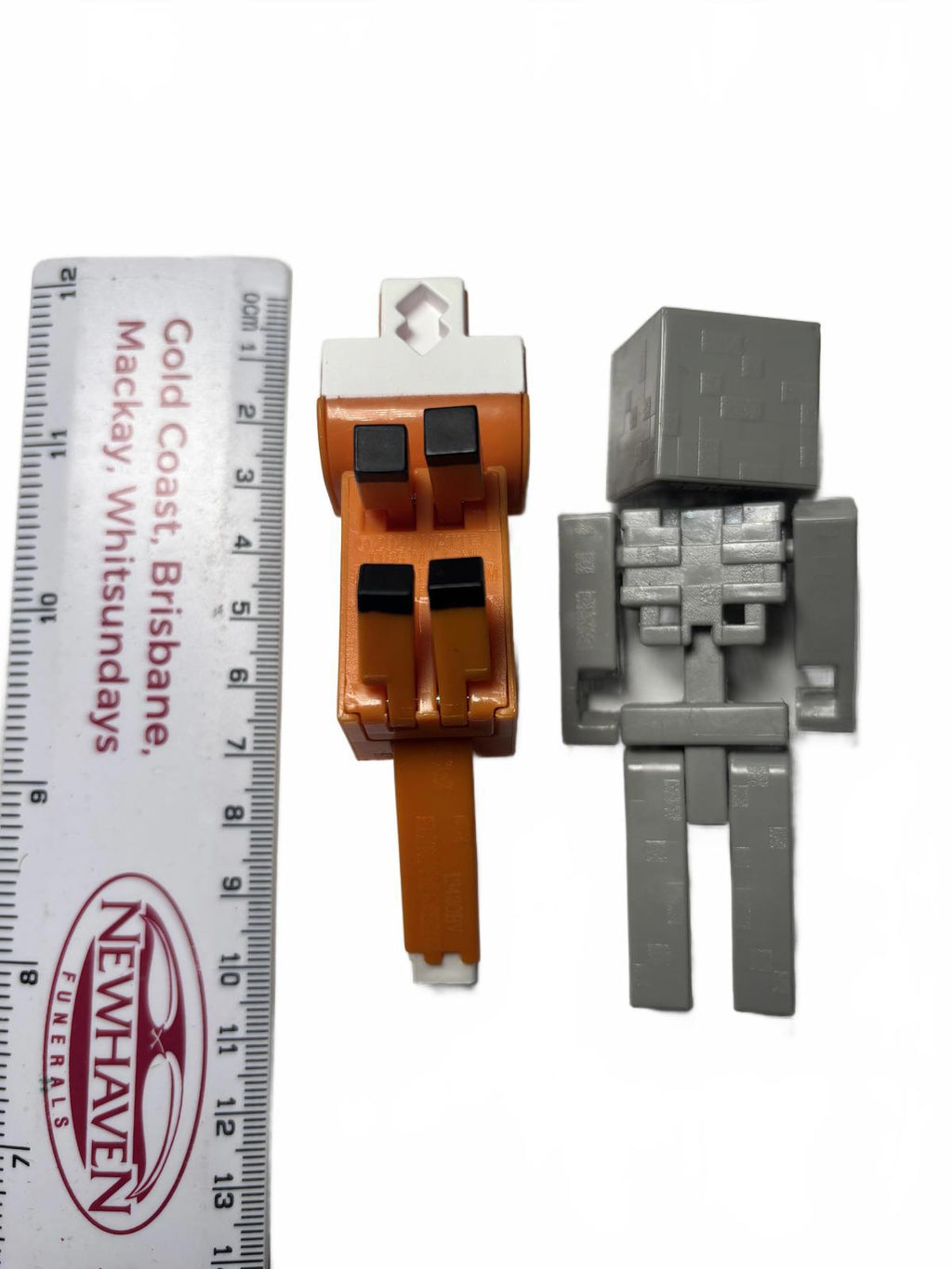 Minecraft Mini Figure Hay Series 21 1" Red Fox & Grey Skeleton Figure Mojang
