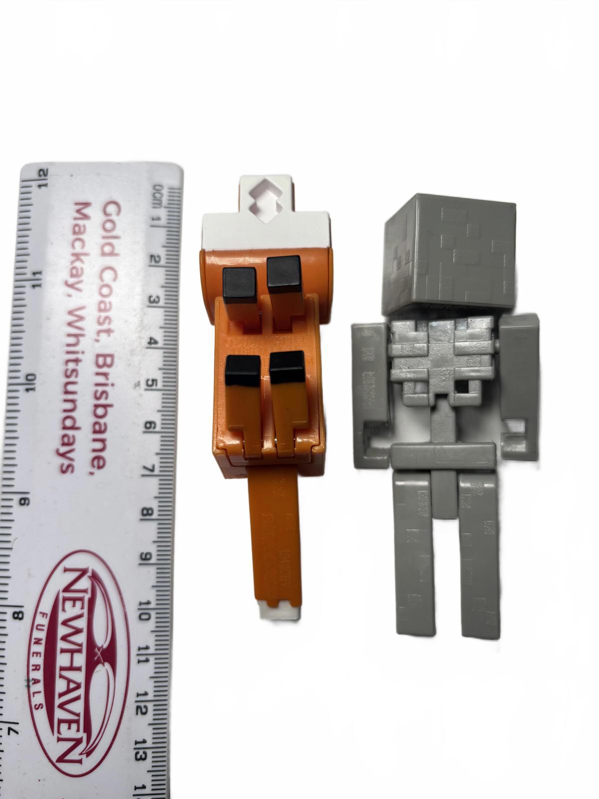 Minecraft Mini Figure Hay Series 21 1" Red Fox & Grey Skeleton Figure Mojang