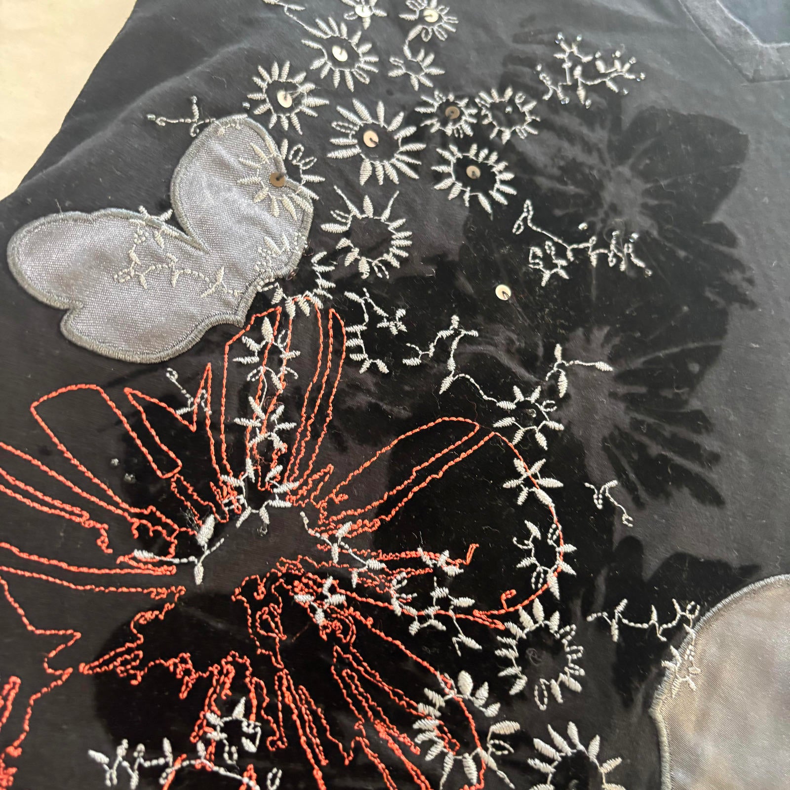 JAG XS Women's Black Floral Embroidered V-Neck T-Shirt - Come Sell Nearly Anything